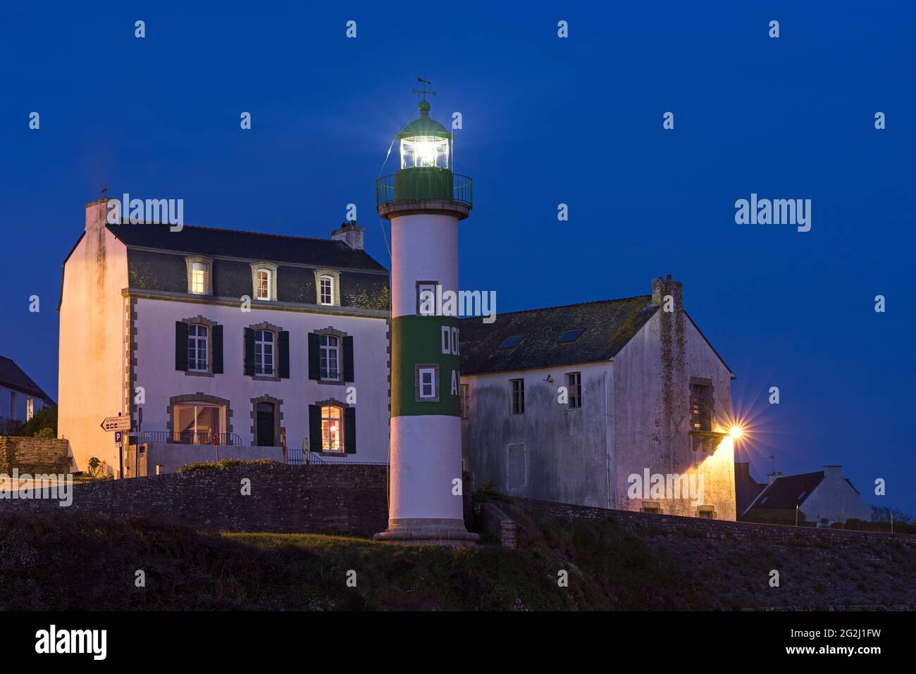 Leuchtturm im Hafen von Doëlan in der Nähe von Clohars-Carnoët in Süd-Finistère, Abendstimmung, Frankreich, Bretagne, Departement Finistère Stockfoto