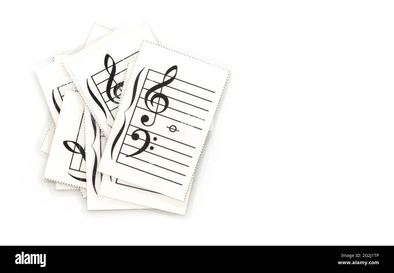 Isolierte Karteikarten für Musiknoten, Karteikarten für Anfänger zum Studieren von Musiknoten auf weißem Hintergrund. Stockfoto