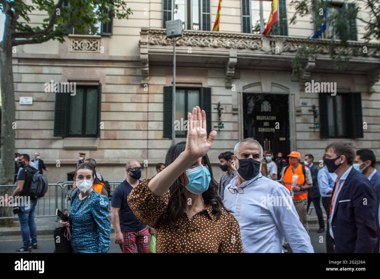 Ines Arrimadas, Parteivorsitzende und Sprecherin der Partei im Abgeordnetenkongress, und Carlos Carrizosa, Abgeordneter des Parlaments von Katalonien, werden während einer Demonstration vor der Regierungsdelegation in Barcelona gesehen.nach der Gewährung von Begnadigung an die politischen Gefangenen durch die spanische Regierung, Führer des katalanischen Unabhängigkeitsprozesses von 2017. Die politische Partei Ciudadanos hat vor der Regierungsdelegation in Barcelona eine Demonstration mit etwa 200 Personen aufgerufen, um ihre Empörung über die Maßnahme zu zeigen. Angeführt von Ines Arrimadas, Präsidentin des PA Stockfoto