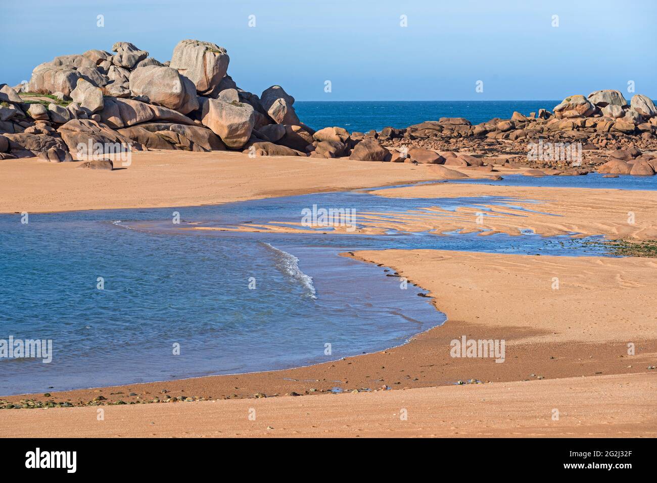 Felsküste an der Île Renote bei Trégastel, Frankreich, Bretagne, Département Côtes d´Armor, Côte de Granit Rose Stockfoto