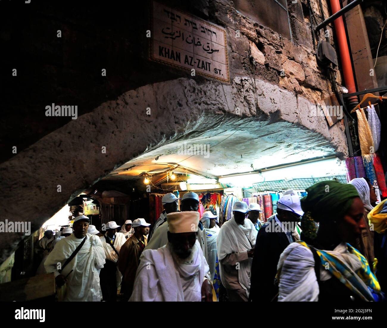 Christliche Pilger auf der Via Dolorosa in der Khan El Zeit st. In der Altstadt von Jerusalem. Stockfoto