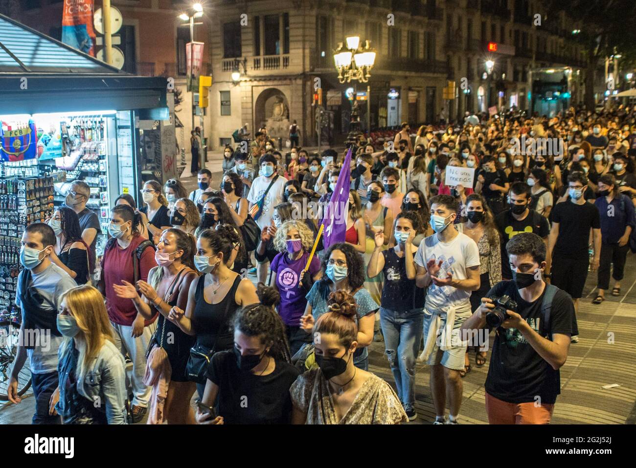 Während des Protestes gegen sexistische Gewalt in Barcelona marschieren Demonstranten, während sie Parolen skandieren.Spanien ist schockiert, nachdem der Leichnam der 6-jährigen Olivia Gimeno Zimmermann, die von ihrem Vater (Tomás Gimeno) auf Teneriffa mit ihrer Schwester entführt wurde, entdeckt wurde. Die feministische Bewegung hat diesen Freitag als „dringende“ Demonstrationen zur Ablehnung sexistischer Morde im ganzen Land bezeichnet. Tausende Demonstranten hörten dem Aufruf zu und gingen in großer Zahl auf die Straßen Barcelonas. (Foto von Thiago Prudencio/SOPA Images/Sipa USA) Stockfoto