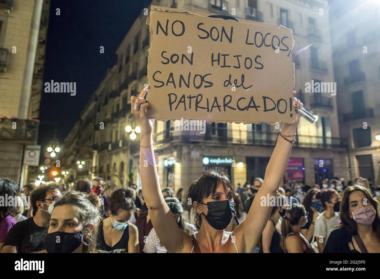 Der Protestierende wird mit einem Transparent gesehen, auf dem steht: „Sie sind nicht verrückt, sie sind gesunde Kinder des Patriarchats!“ Spanien ist schockiert, nachdem die Leiche der 6-jährigen Olivia Gimeno Zimmermann, die ihr Vater (Tomás Gimeno) mit ihrer Schwester auf Teneriffa entführt hat, entdeckt wurde. Die feministische Bewegung hat diesen Freitag als „dringende“ Demonstrationen zur Ablehnung sexistischer Morde im ganzen Land bezeichnet. Tausende Demonstranten hörten dem Aufruf zu und gingen in großer Zahl auf die Straßen Barcelonas. Stockfoto