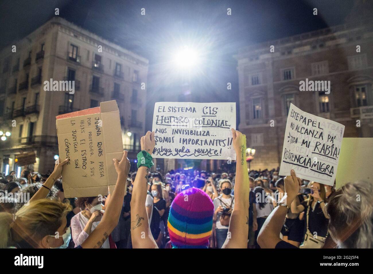 Ein Protestler hält ein Plakat mit der Aufschrift: „das koloniale System der cis-Heteros macht uns unsichtbar. Wir sind wichtig !!“ Spanien ist schockiert, nachdem die Leiche der 6-jährigen Olivia Gimeno Zimmermann, die ihr Vater (Tomás Gimeno) mit ihrer Schwester auf Teneriffa entführt hat, entdeckt wurde. Die feministische Bewegung hat diesen Freitag als „dringende“ Demonstrationen zur Ablehnung sexistischer Morde im ganzen Land bezeichnet. Tausende Demonstranten hörten dem Aufruf zu und gingen in großer Zahl auf die Straßen Barcelonas. Stockfoto