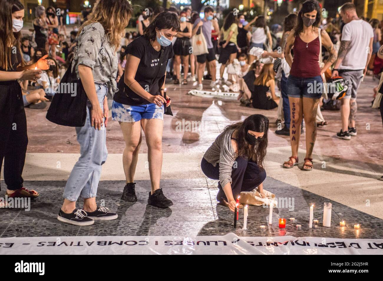 Barcelona, Spanien. Juni 2021. Demonstranten zünden Kerzen für die 6-jährige Olivia Gimeno Zimmermann an, deren Leichnam auf dem Meeresboden in der Nähe von Teneriffa gefunden wurde.Spanien ist schockiert, nachdem der Leichnam der 6-jährigen Olivia Gimeno Zimmermann, die von ihrem Vater (Tomás Gimeno) auf Teneriffa mit ihrer Schwester entführt wurde, entdeckt wurde. Die feministische Bewegung hat diesen Freitag als „dringende“ Demonstrationen zur Ablehnung sexistischer Morde im ganzen Land bezeichnet. Tausende Demonstranten hörten dem Aufruf zu und gingen in großer Zahl auf die Straßen Barcelonas. Kredit: SOPA Images Limited/Alamy Live Nachrichten Stockfoto