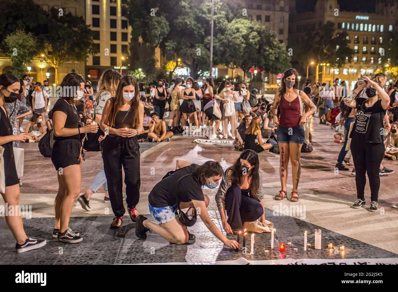 Barcelona, Spanien. Juni 2021. Demonstranten zünden Kerzen für die 6-jährige Olivia Gimeno Zimmermann an, deren Leichnam auf dem Meeresboden in der Nähe von Teneriffa gefunden wurde.Spanien ist schockiert, nachdem der Leichnam der 6-jährigen Olivia Gimeno Zimmermann, die von ihrem Vater (Tomás Gimeno) auf Teneriffa mit ihrer Schwester entführt wurde, entdeckt wurde. Die feministische Bewegung hat diesen Freitag als „dringende“ Demonstrationen zur Ablehnung sexistischer Morde im ganzen Land bezeichnet. Tausende Demonstranten hörten dem Aufruf zu und gingen in großer Zahl auf die Straßen Barcelonas. Kredit: SOPA Images Limited/Alamy Live Nachrichten Stockfoto