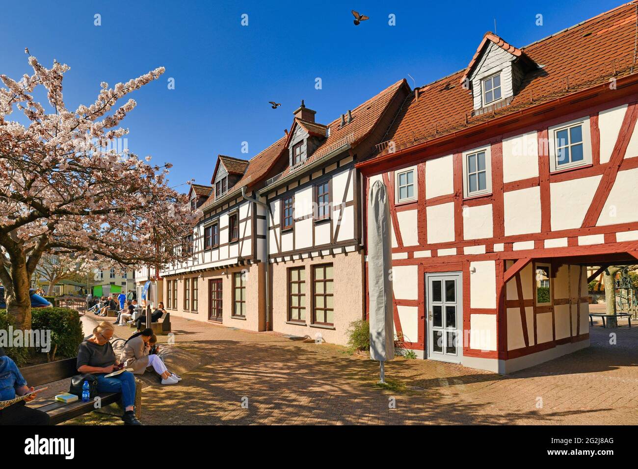 Hofheim, Deutschland - März 2021: Alter historischer Platz mit Turm und Stadtmauer von Hofheim, genannt 'Platz am Untertor' Stockfoto