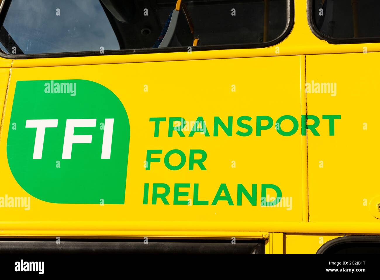 Öffentliche Verkehrsmittel Irland. Transport for Ireland Logo und gelber Text auf Dublin Bus in Dublin, Irland Stockfoto