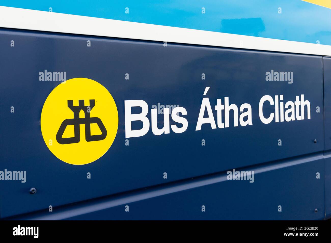 Öffentliche Verkehrsmittel Irland. Logo und Bus Atha Cliath Text auf Irisch Gälisch für Dublin Bus in Dublin, Irland Stockfoto