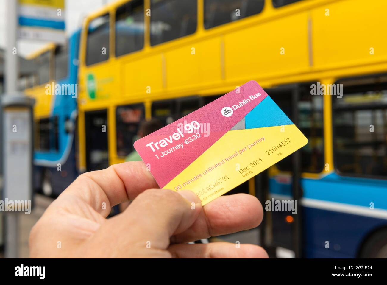 Öffentliche Verkehrsmittel Irland. Hand mit einem von Dublin Bus in Dublin, Irland, ausgestellten Bus-Ticket der Travel 90. Pendelkonzept. Stockfoto