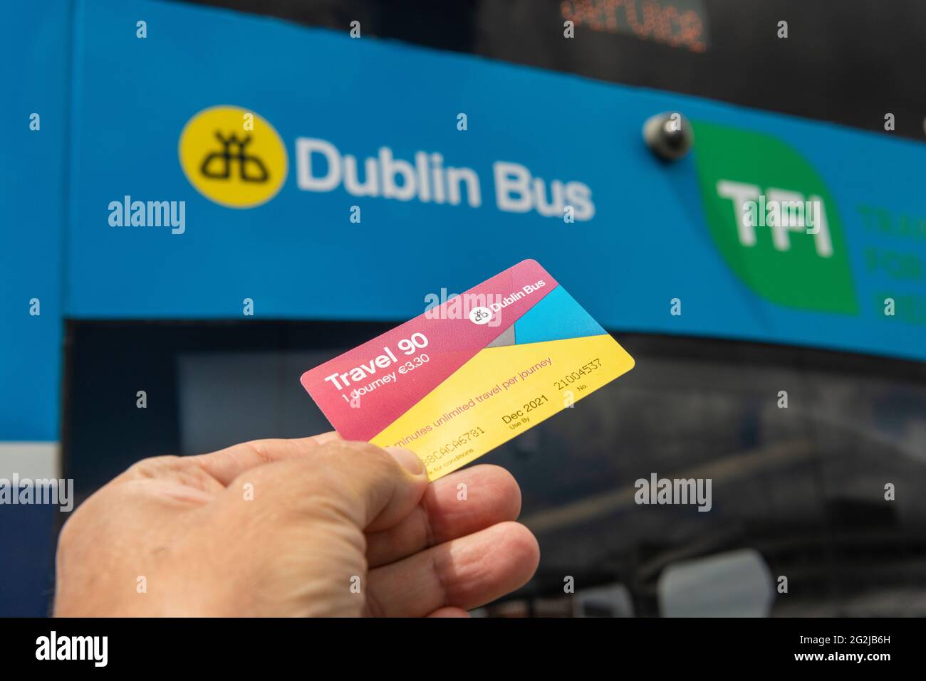 Öffentliche Verkehrsmittel Irland. Hand mit einem von Dublin Bus in Dublin, Irland, ausgestellten Bus-Ticket der Travel 90. Reisekonzept. Stockfoto