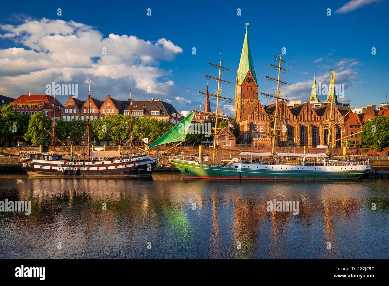 Historische Stadt Bremen mit alten Segelschiffen an der Weser Stockfoto