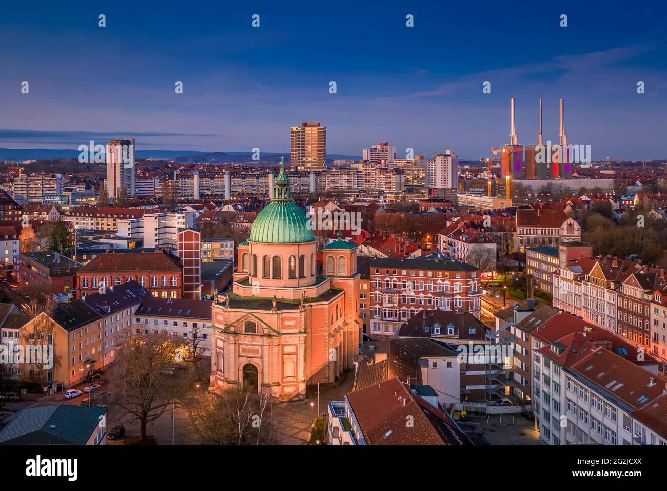 Skyline von Hannover, Deutschland mit St. Clemens Basilika im Vordergrund Stockfoto