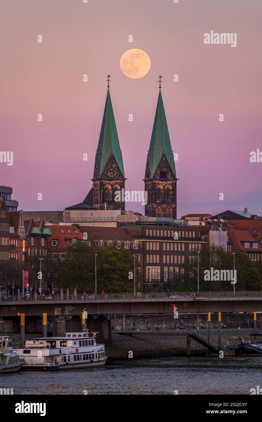 Vollmond über dem Bremer Dom Stockfoto