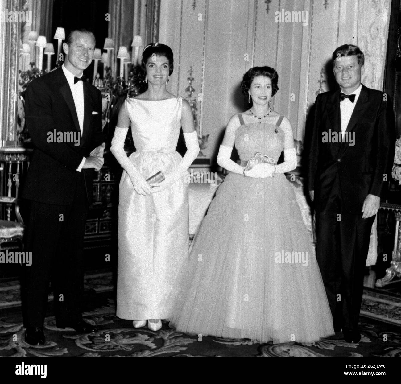 Datei-Foto vom 05/06/1961 von (von links nach rechts) dem Herzog von Edinburgh, der damaligen First Lady Jacqueline Kennedy, Queen Elizabeth II und dem damaligen US-Präsidenten John F. Kennedy im Buckingham Palace, London. Ausgabedatum: Samstag, 12. Juni 2021. Stockfoto
