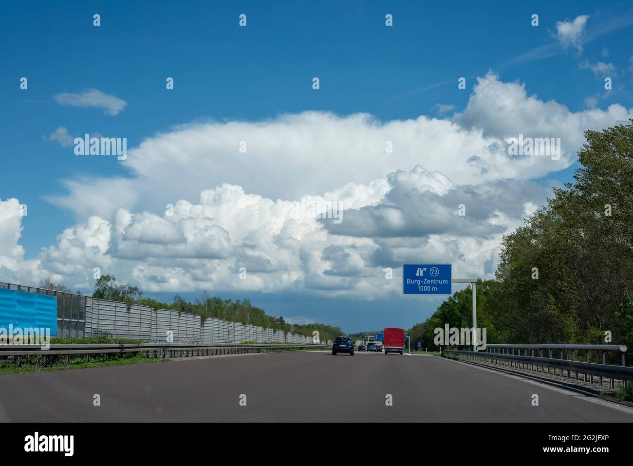 Deutschland, Sachsen-Anhalt, Burg, Autobahn 2 an der Ausfahrt Burg-Zentrum, weiße Wolken am Himmel. Stockfoto