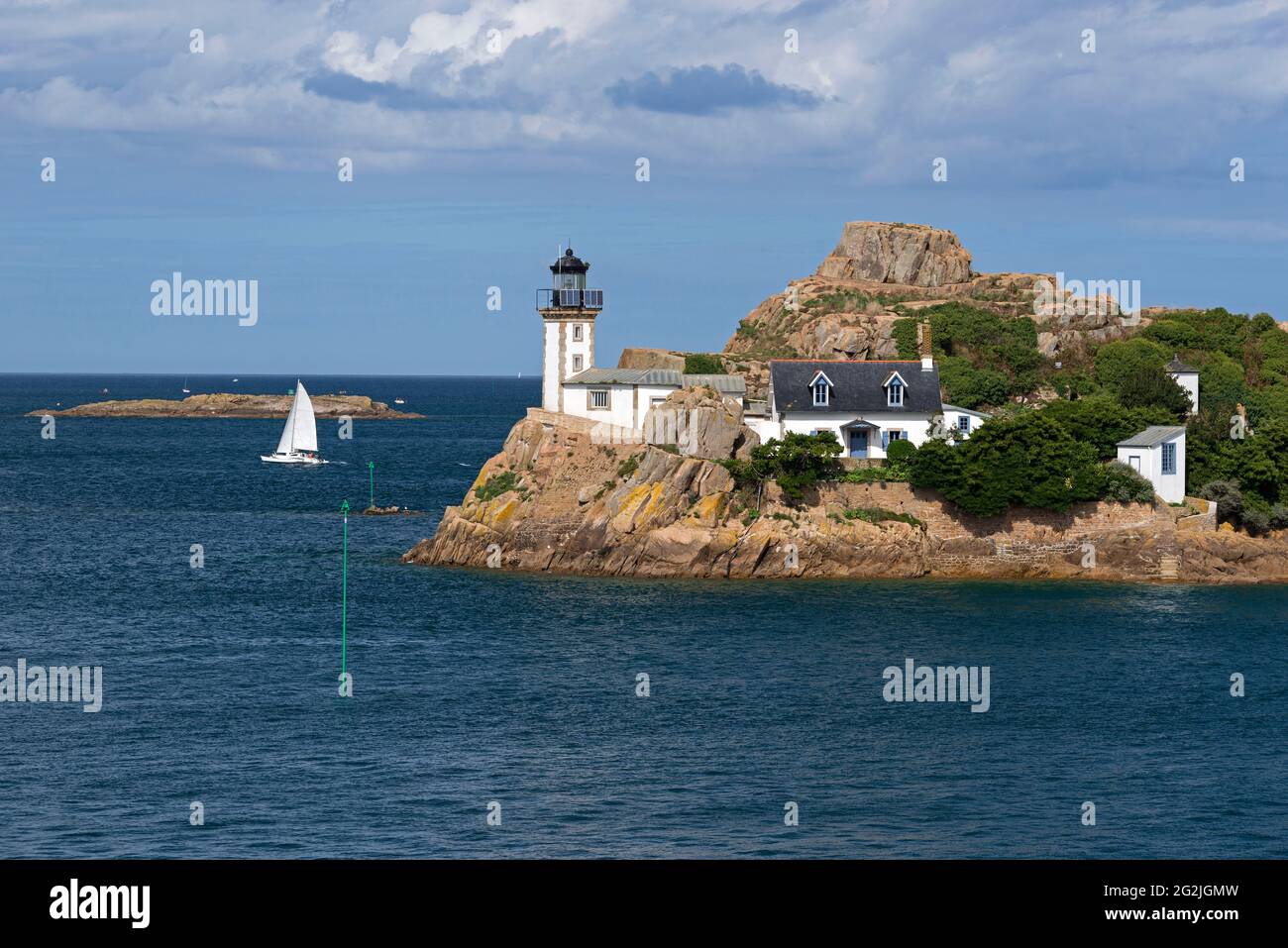 Ile Louët mit Leuchtturm und Keeper's House, in Carantec in der Bucht von Morlaix, Frankreich, Bretagne, Departement Finistère Stockfoto