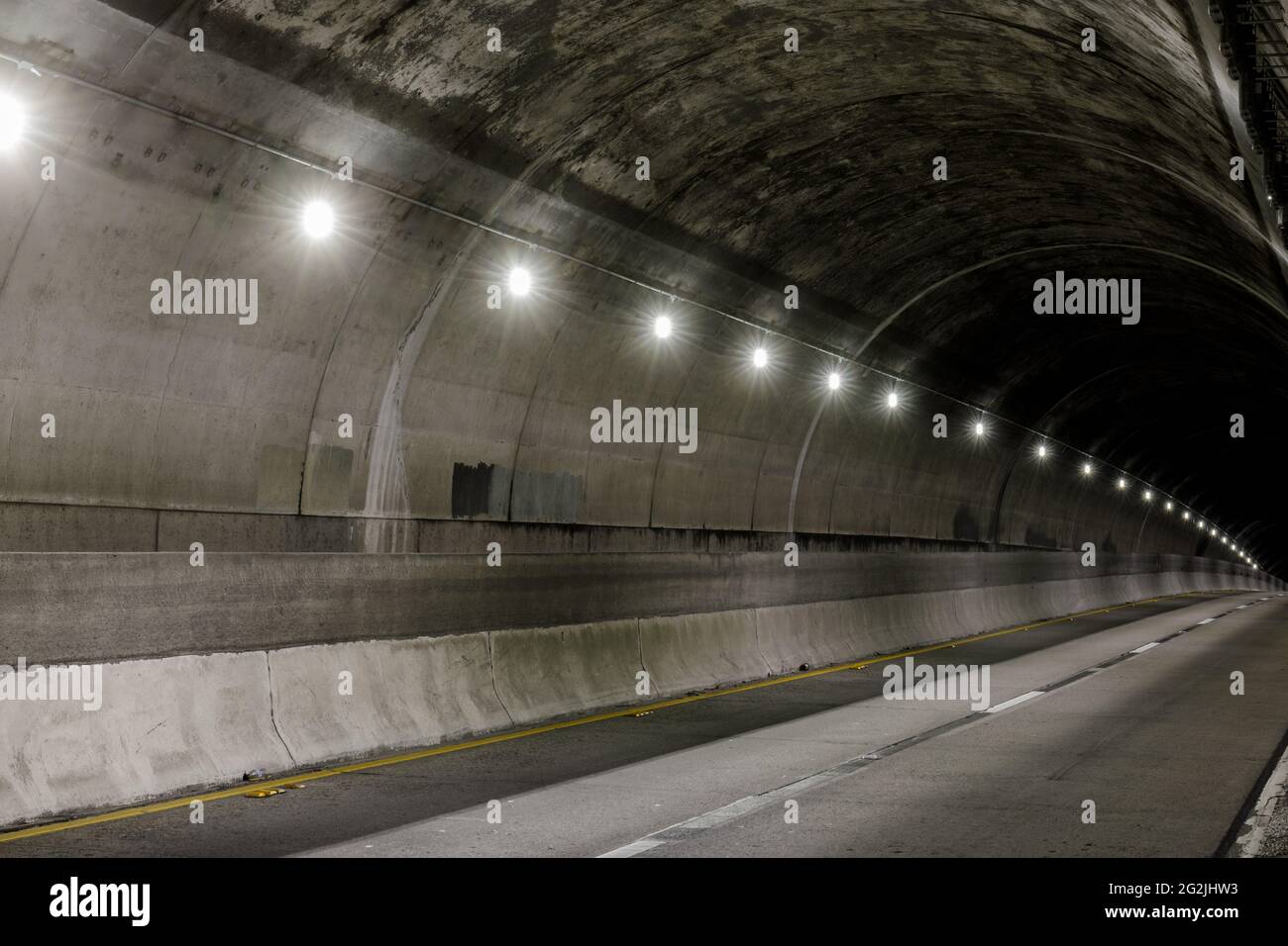 Im MacArthur Tunnel bei Nacht Stockfoto
