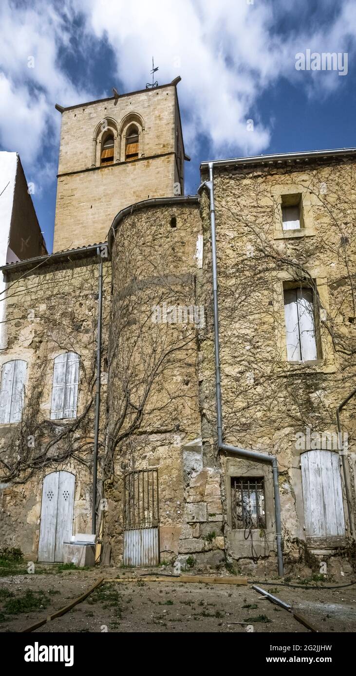 Kirche Sainte Eulalie in Montblanc. Erbaut im XII Jahrhundert im gotischen Stil. Der Glockenturm wurde im 13. Jahrhundert erbaut. Monument Historique. Stockfoto