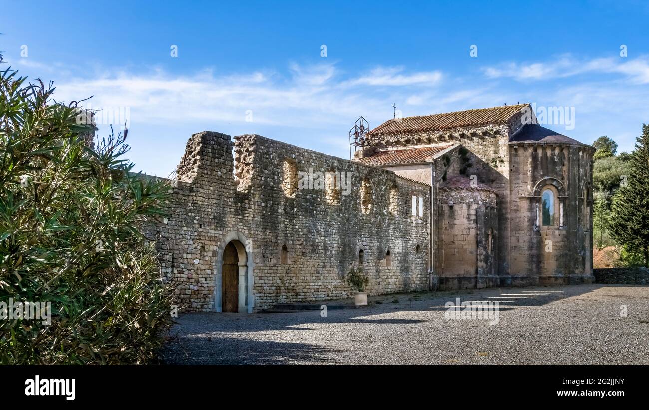Die Abtei Sainte Marie de Fontcaude bei Cazerdanes ist eine ehemalige Prämonstratenserabtei. Es wurde im XII Jahrhundert erbaut und ist das letzte Beispiel romanischer Architektur im Languedoc. Ist eine Etappe auf dem Pilgerweg Sankt Jakobs. Monument historique. Stockfoto