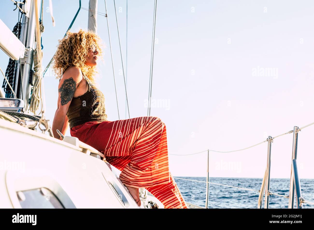 Hübsche Erwachsene Frau auf der Yacht in Luxus entspannen Lifestyle genießen die Tour Reise und blauen Ozean - weibliche Menschen schauen auf den Sonnenuntergang - Konzept der Sommerurlaub Urlaub Stockfoto Hübsche Erwachsene Frau auf der Yacht in Luxus entspannen Lifestyle genießen die Tour Reise und blauen Ozean - weibliche Menschen schauen auf den Sonnenuntergang - Konzept der Sommerurlaub Urlaub Stockfoto