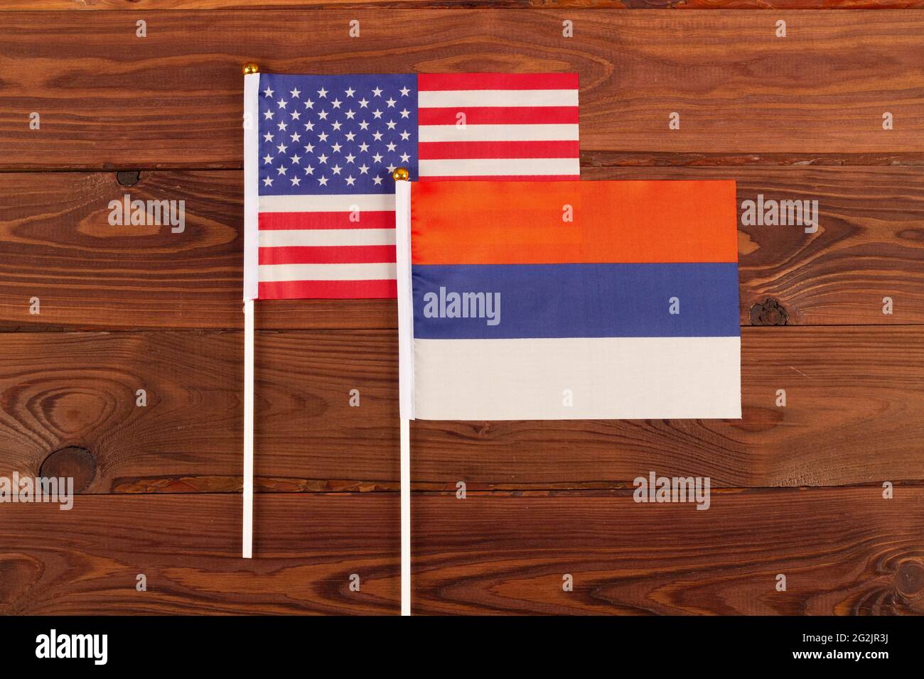 Flagge Russlands vor dem Hintergrund der Flagge der USA. USA vs. Russland. Treffen der Präsidenten der Vereinigten Staaten und Russlands. Spannungen Stockfoto