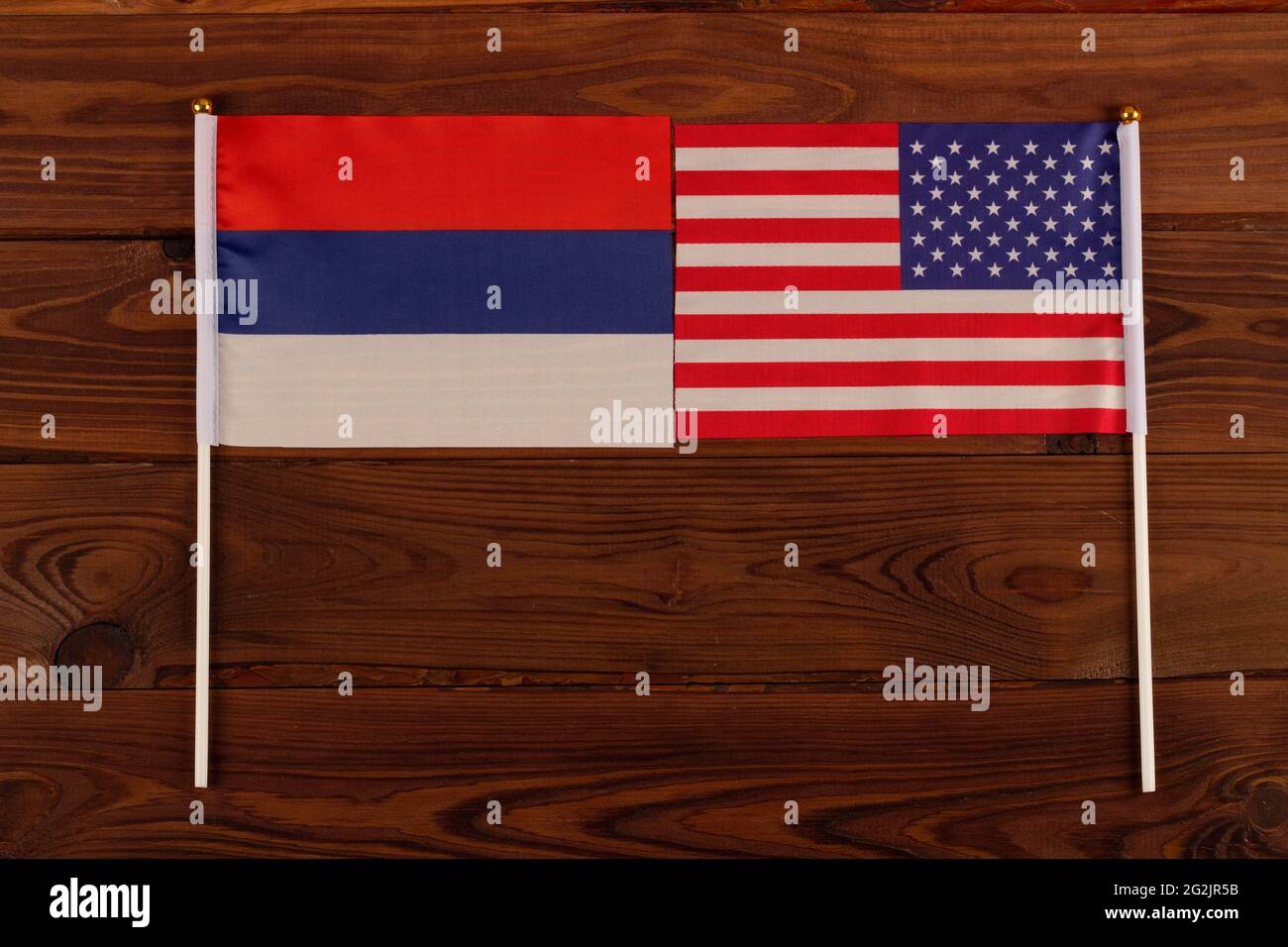 Die USA und die russische Flagge stehen einander gegenüber. Kuss der Freundschaft. USA vs. Russland. Treffen der Präsidenten der Vereinigten Staaten und Russlands. Tensio Stockfoto