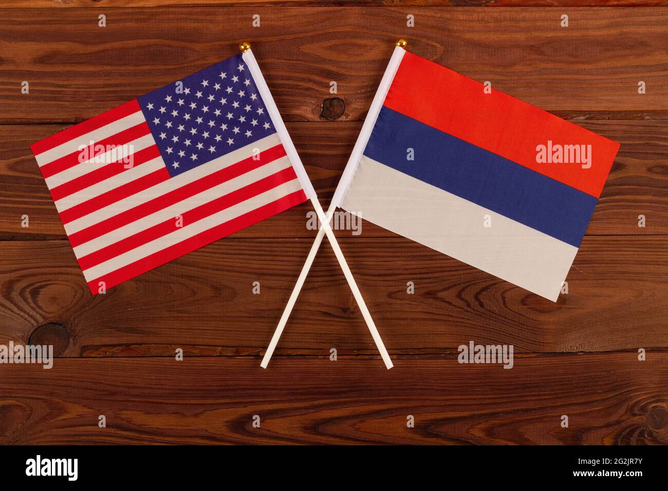 Die Flagge der USA und Russlands kreuzten sich. USA vs. Russland. Treffen der Präsidenten der Vereinigten Staaten und Russlands. Spannungen in den Beziehungen Stockfoto