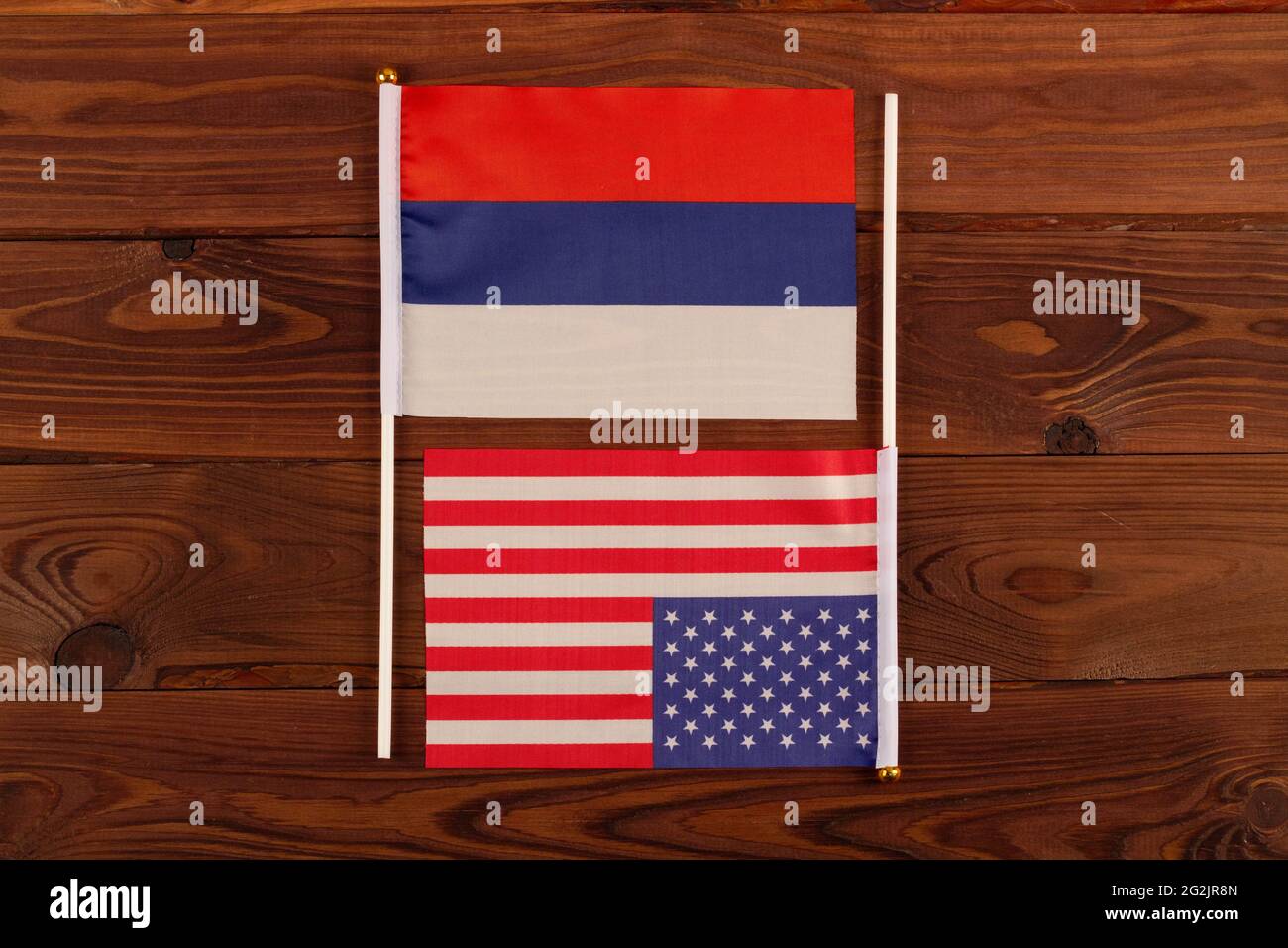 USA-Flagge und Russland-Flagge in Position 69. USA vs. Russland. Treffen der Präsidenten der Vereinigten Staaten und Russlands. Spannungen in den Beziehungen zwischen Stockfoto