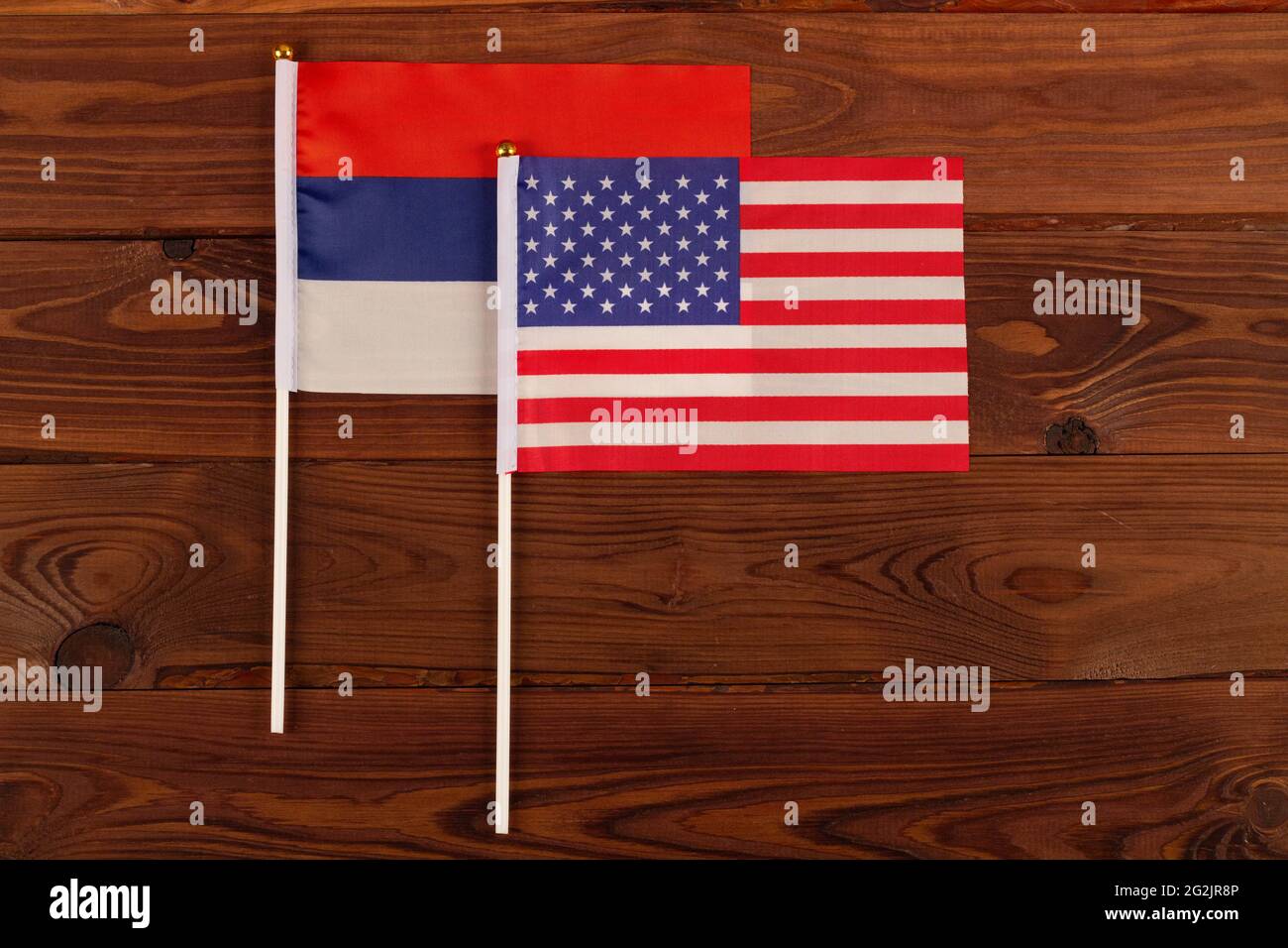 Flagge der USA auf dem Hintergrund der Flagge Russlands. USA vs. Russland. Treffen der Präsidenten der Vereinigten Staaten und Russlands. Spannungen in den Beziehungen Stockfoto