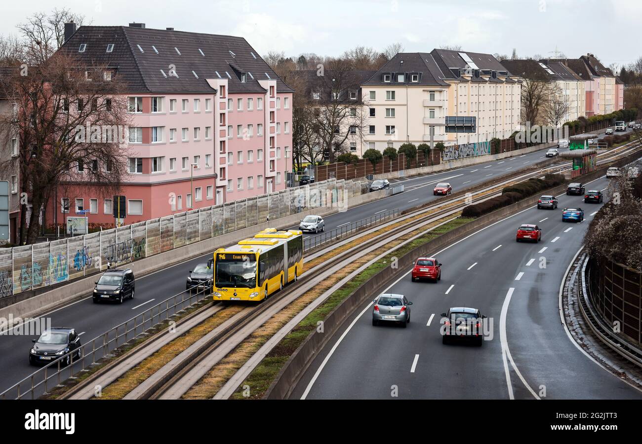 Essen, Nordrhein-Westfalen, Deutschland - Autos und ein regelmäßiger Bus fahren auf der Autobahn A40 durch die Essener Innenstadt. Stockfoto