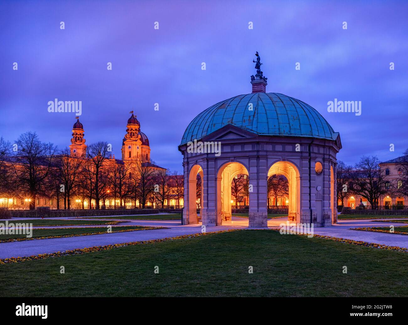 Renaissance Garten, Park, Hochbarock, Barock, Landeshauptstadt, universitätsstadt, Hofgarten, Bayerische Schlossverwaltung, historische Kultstätte, Kultstätte, denkmalgeschützt, Denkmal, Barockkirche, katholische Kirche, ehemalige Hof- und Stiftskirche, Orden, Ensemble Odeonsplatz, Hof- und Klosterkirche, Theatinerorden, Sehenswürdigkeit, Denkmalschutz, Morgendämmerung, Morgenstimmung, Tempel, Tempelkomplex, historischer Ort von Interesse, Bogengang, Pavillon Stockfoto