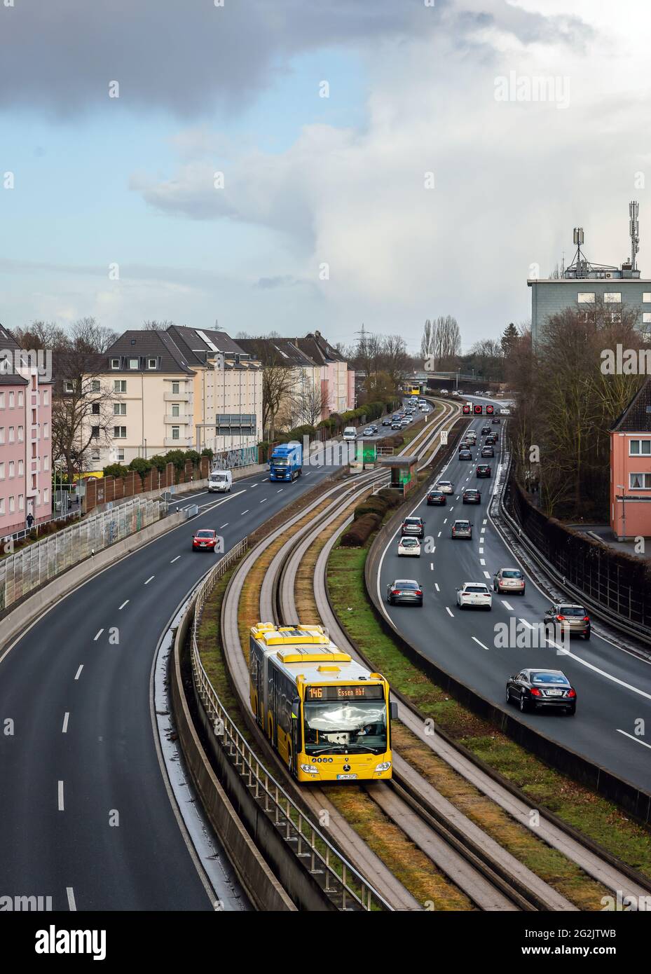 Essen, Nordrhein-Westfalen, Deutschland - Autos und ein regelmäßiger Bus fahren auf der Autobahn A40 durch die Essener Innenstadt. Stockfoto