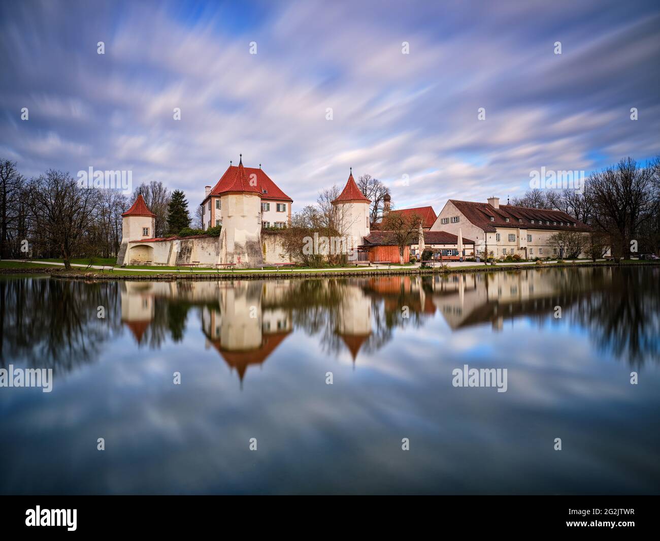 Jagdschloss, Schloss, Burg, Obermenzing, Spätgotik, Gotik, Bau, Burgkapelle, Würmtal, Burggraben, Bayerische Schlossverwaltung, Frühlingsmorgen, Wolken, Wolkenflug Stockfoto