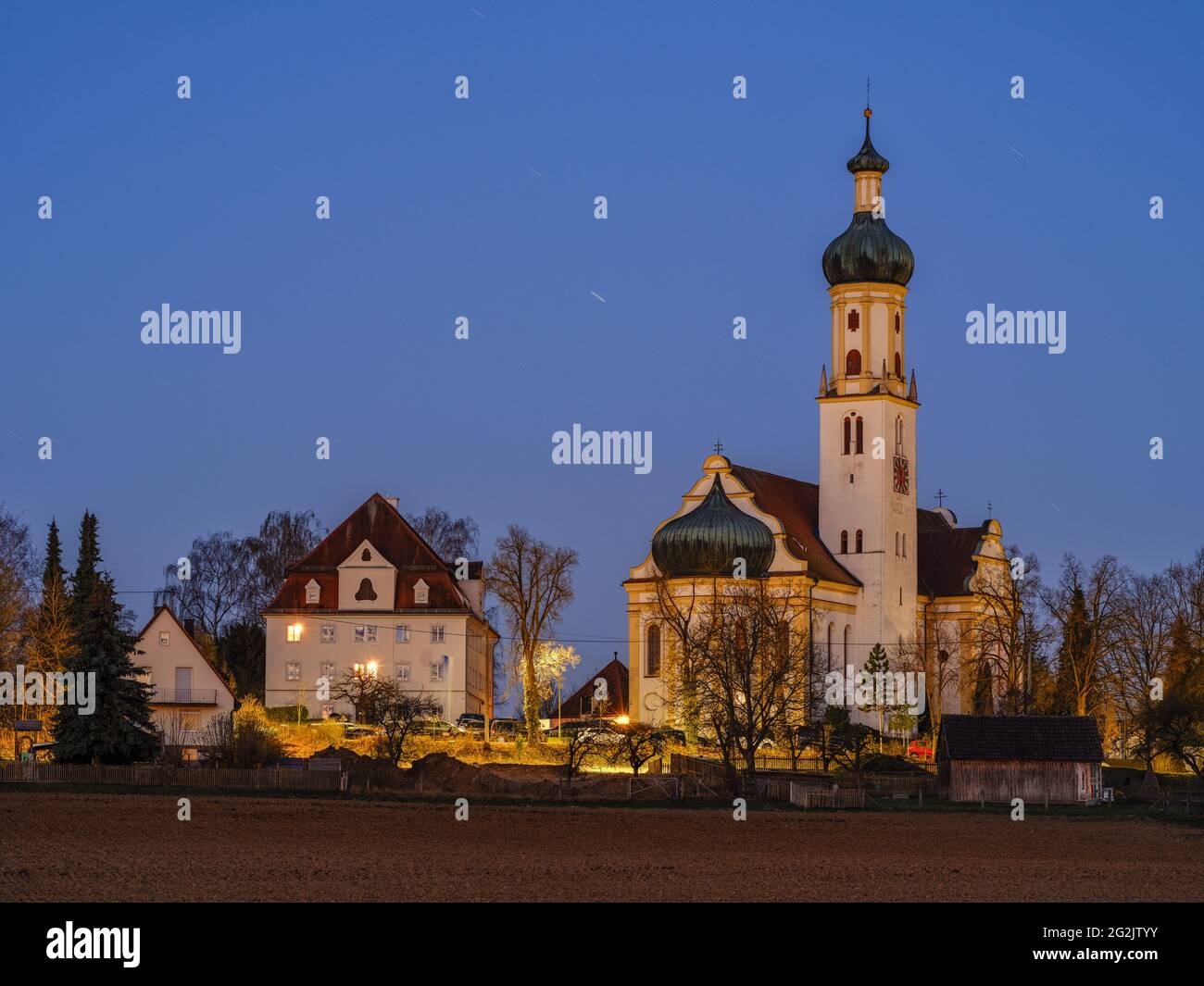 Wallfahrtskirche, Kirche, Kirchturm, Pfarrhaus, Feld, Ackerland, Häuser, Morgendämmerung, Frühling Stockfoto