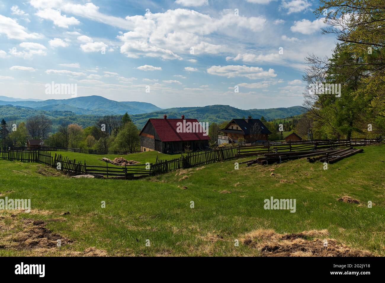 Schöne Grabowa Siedlung mit wenigen Holzhäusern und Hügeln im Hintergrund über Brenna Dorf in Beskid Slaski Gebirge in Polen Stockfoto