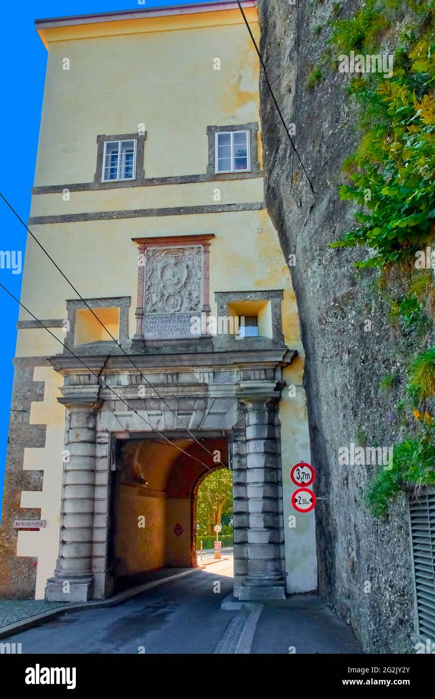 Österreich, Salzburg, Altstadt, Nordansicht des Klausentors nach Süden Stockfoto