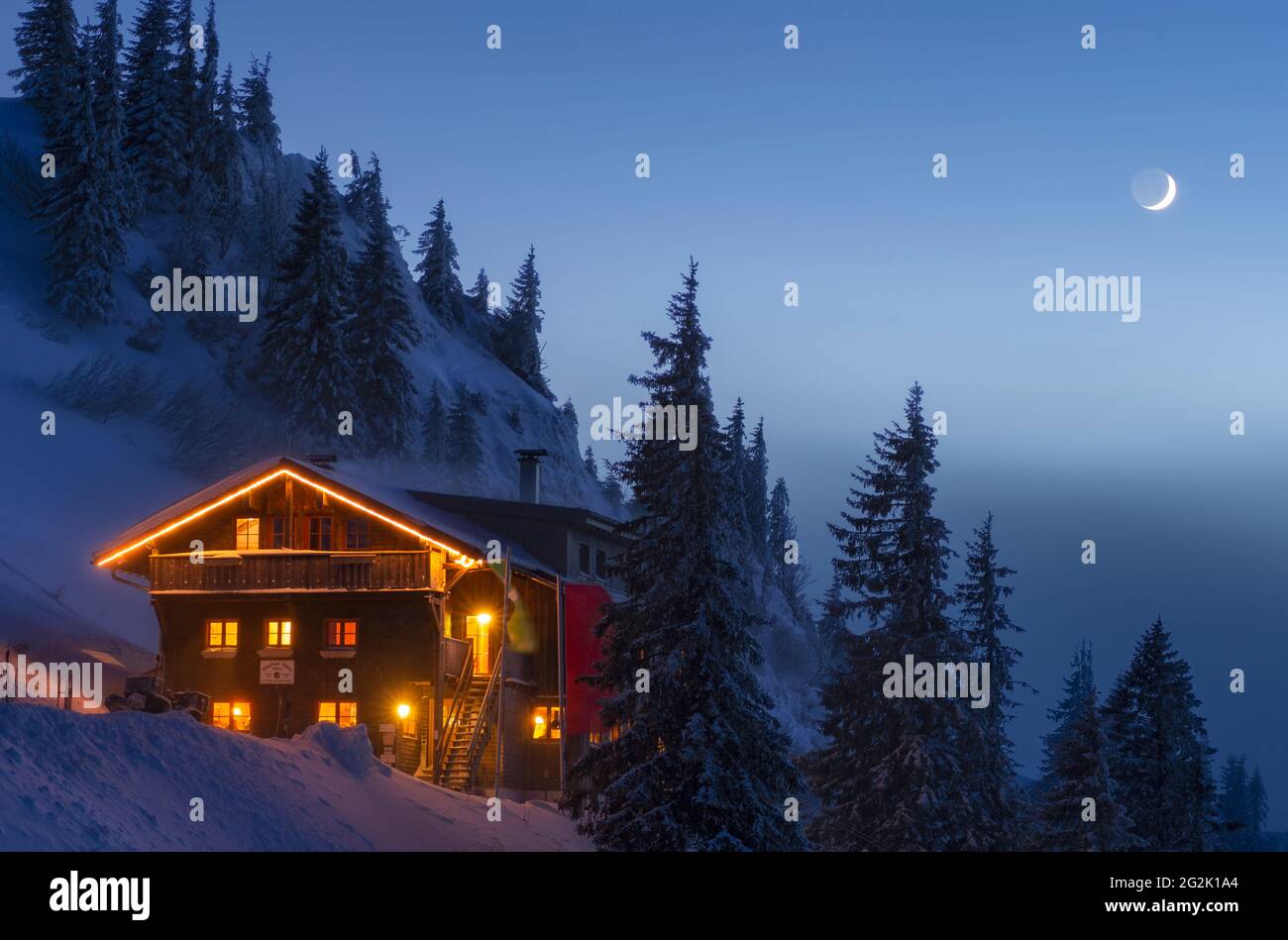 Nachts beleuchtete Berghütte in einer verschneiten Winterlandschaft. Staufner House, Allgäuer Alpen, Bayern, Deutschland, Europa Stockfoto