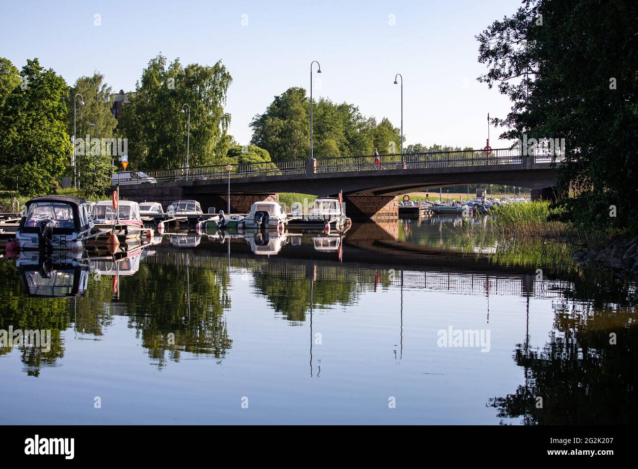 Die Meilahdensie-Brücke und die Munkan venekerho-Motorboote in Ramsaynranta im finnischen Munkkiniemi-Bezirk Stockfoto