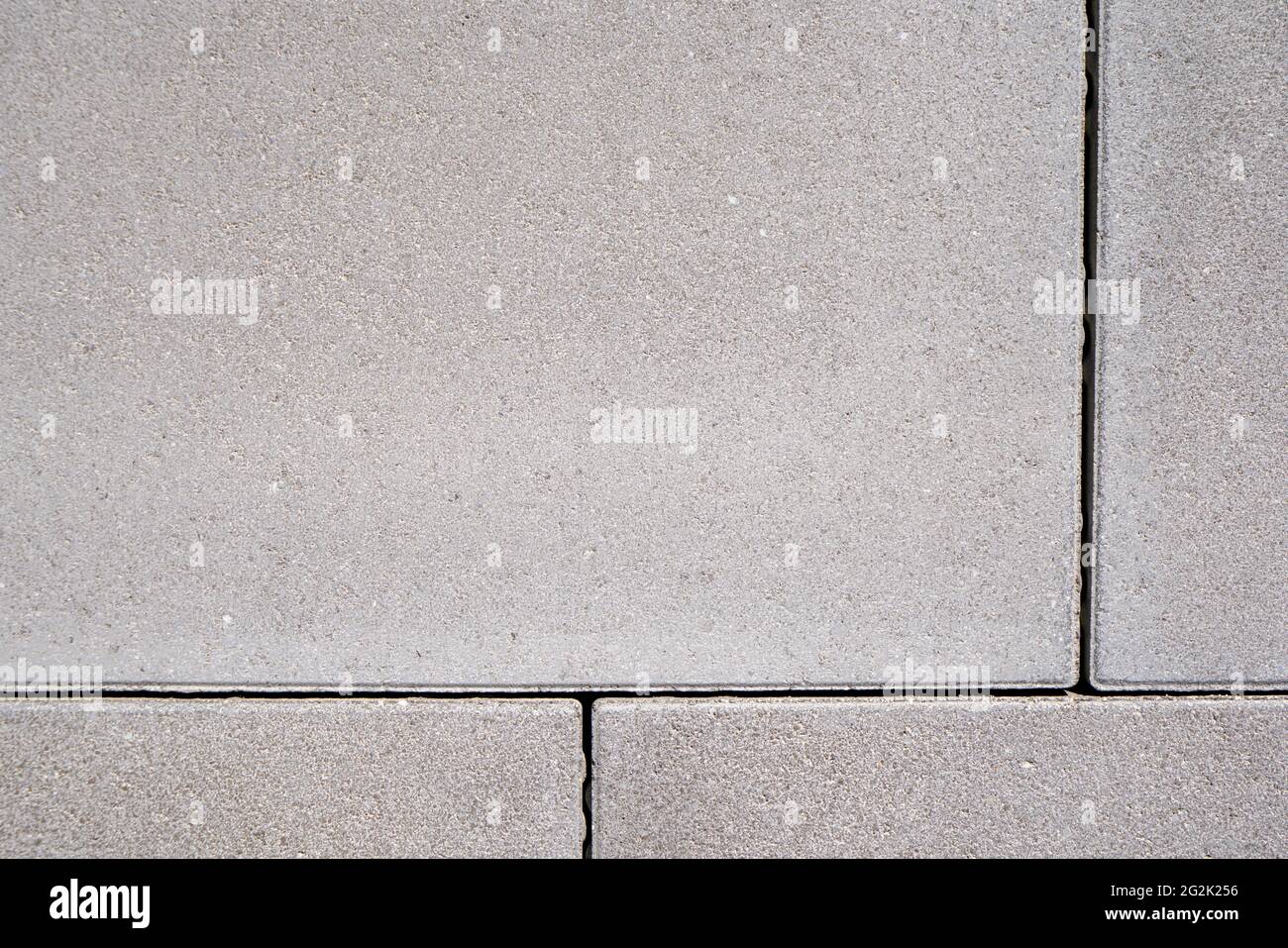 Pflasterplatten als Terrassenverkleidung mit einer starken Struktur können auch gut als Hintergrund verwendet werden Stockfoto