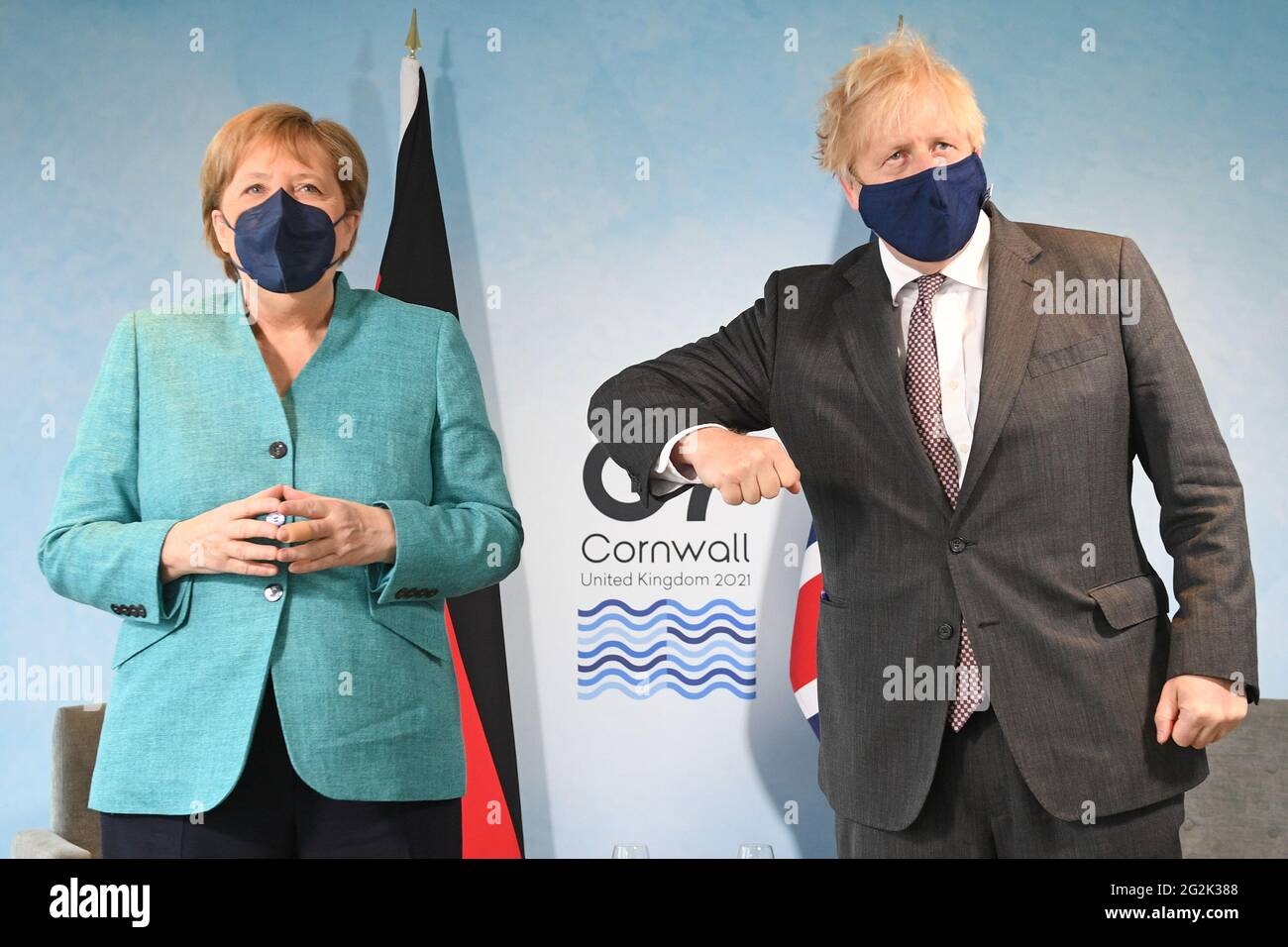 Premierminister Boris Johnson (rechts) begrüßt Bundeskanzlerin Angela Merkel vor einem bilateralen Treffen während des G7-Gipfels in Cornwall. Bilddatum: Samstag, 12. Juni 2021. Stockfoto