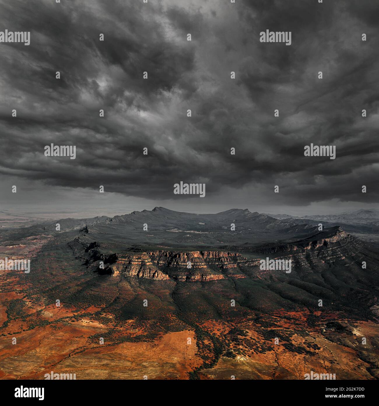 Gewitter nähert sich dem berühmten Wilpena Pound im Ikara-Flinders Ranges National Park. Stockfoto