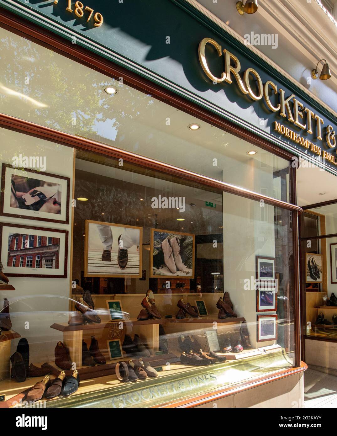 Das Fenster von Crockett & Jones, einem Schuhmacher in der Jermyn St, London; gegründet 1879 von Charles Jones und Sir James Crockett Stockfoto