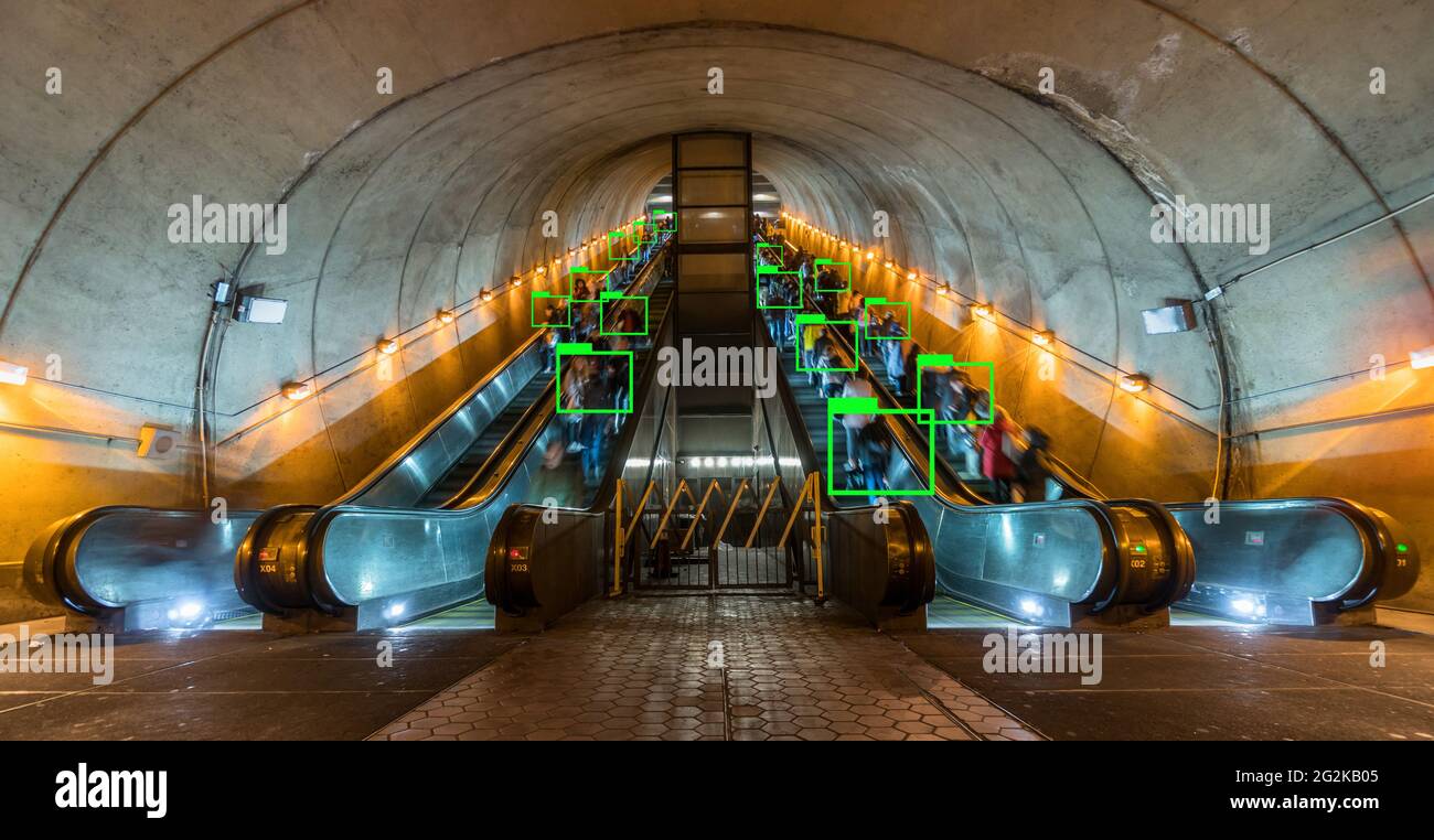 Technologie Gesichtserkennung Konzept, Künstliche Intelligenz für Deep Learning Technologie über Foto Unschärfe von undefinedd Passagierreisen mit Rolltreppe Stockfoto