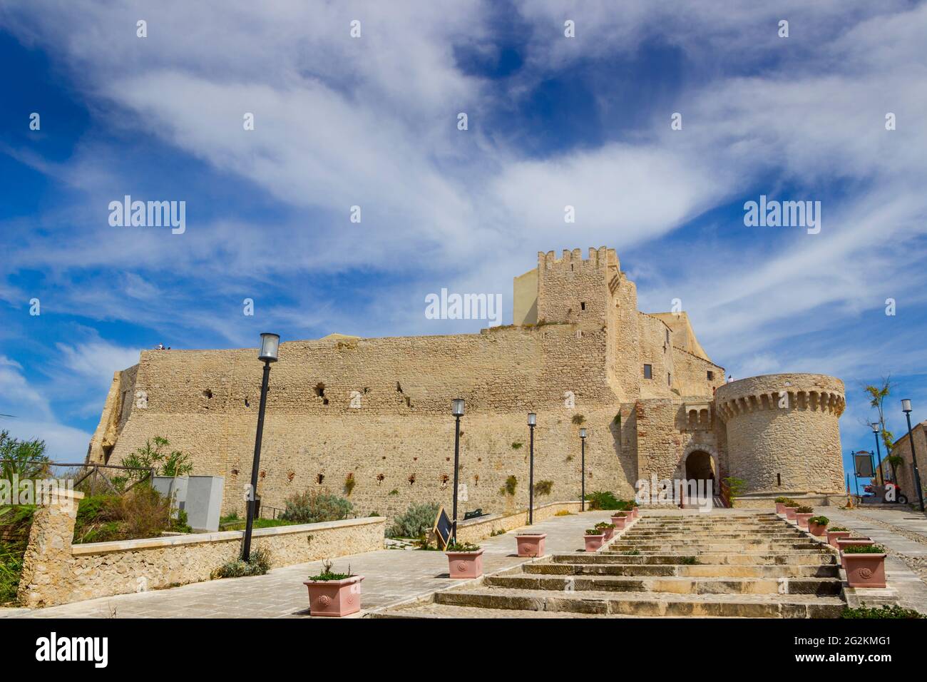 Mauern der befestigten Zitadelle auf der Insel San Nicola, auf den Tremiti-Inseln: Die Abtei von Santa Maria a Mare befestigte Komplex, Apulien, Italien. Stockfoto