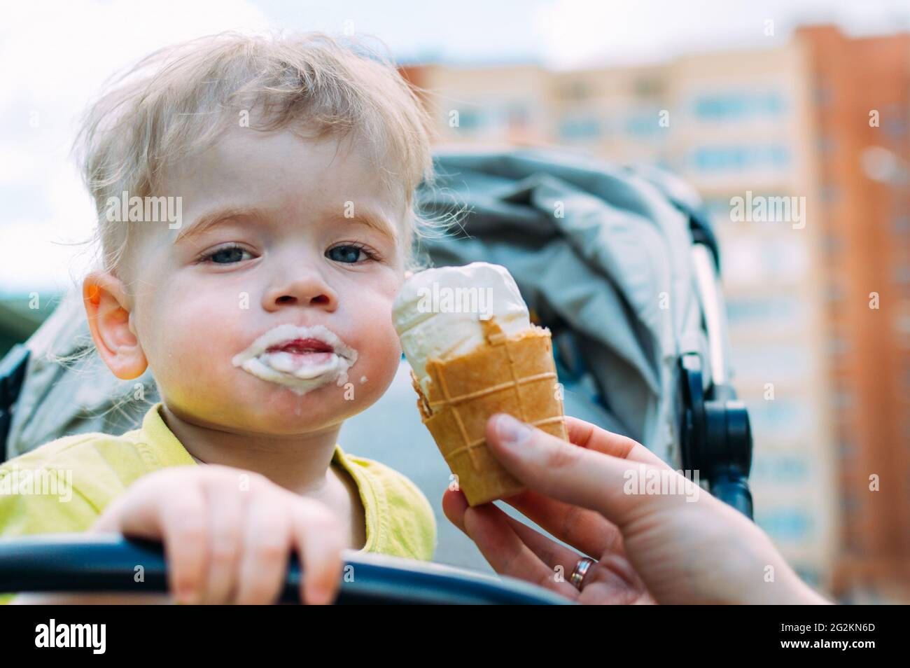 Porträt eines Kindes mit Eis aus nächster Nähe Stockfoto