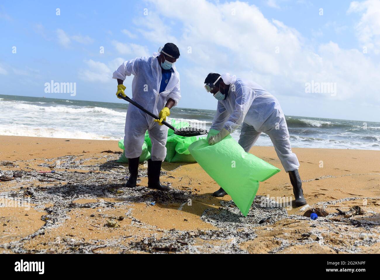 (210612) -- NEGOMBO, SRI LANKA, 12. Juni 2021 (Xinhua) -- Marinepersonal entfernt am 11. Juni 2021 Trümmer aus dem X-Press Pearl-Schiff am Strand von Negombo in Negombo, Sri Lanka. Die Behörden Sri Lankas haben Schritte unternommen, um ein mögliches Ölleck des sinkenden X-Press Pearl-Schiffes zu untersuchen, das am 20. Mai bei der Verankerung von 9.5 Seemeilen vor dem Hafen von Colombo Feuer fing, berichteten lokale Medien hier am Freitag. Der Verdacht auf ein Ölleck wurde aufgeworfen, nachdem internationale Medien Satellitenbilder eines vermuteten Ölflecks um das Schiff zeigten. Der Umweltminister von Sri Lanka, Mahinda Amaraweera, sagte Stockfoto