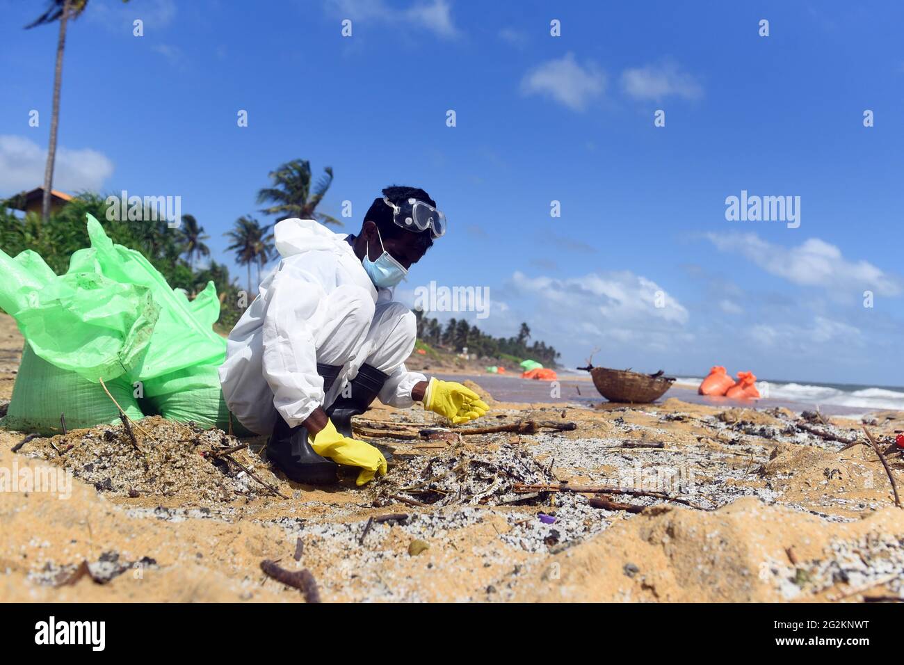 (210612) -- NEGOMBO, SRI LANKA, 12. Juni 2021 (Xinhua) -- EIN Marinemitglied entfernt am 11. Juni 2021 Trümmer aus dem X-Press Pearl-Schiff am Strand von Negombo in Negombo, Sri Lanka. Die Behörden Sri Lankas haben Schritte unternommen, um ein mögliches Ölleck des sinkenden X-Press Pearl-Schiffes zu untersuchen, das am 20. Mai bei der Verankerung von 9.5 Seemeilen vor dem Hafen von Colombo Feuer fing, berichteten lokale Medien hier am Freitag. Der Verdacht auf ein Ölleck wurde aufgeworfen, nachdem internationale Medien Satellitenbilder eines vermuteten Ölflecks um das Schiff zeigten. Der Umweltminister von Sri Lanka, Mahinda Amaraweera, sagte Stockfoto