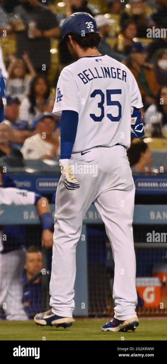 Los Angeles, Usa. Juni 2021. Los Angeles Dodgers Cody Bellinger wird während des fünften Innings aus dem Spiel genommen, nachdem er eine RBI-Single gegen HE Texas Rangers im Dodger Stadium in Los Angeles am Freitag, den 11. Juni 2021 getroffen hat. Es wurde bekannt gegeben, dass er eine Enge in seiner linken Oberschenkelmuskulatur hatte und als Tag zu Tag gilt. Roberts sagte, dass Bellinger seine Oberschenkelmuskulatur beim Pitchen und nicht beim Laufen zuerst festziehen fühlte. Die Dodgers besiegten die Rangers 12.-1. Foto von Jim Ruymen/UPI Credit: UPI/Alamy Live News Stockfoto