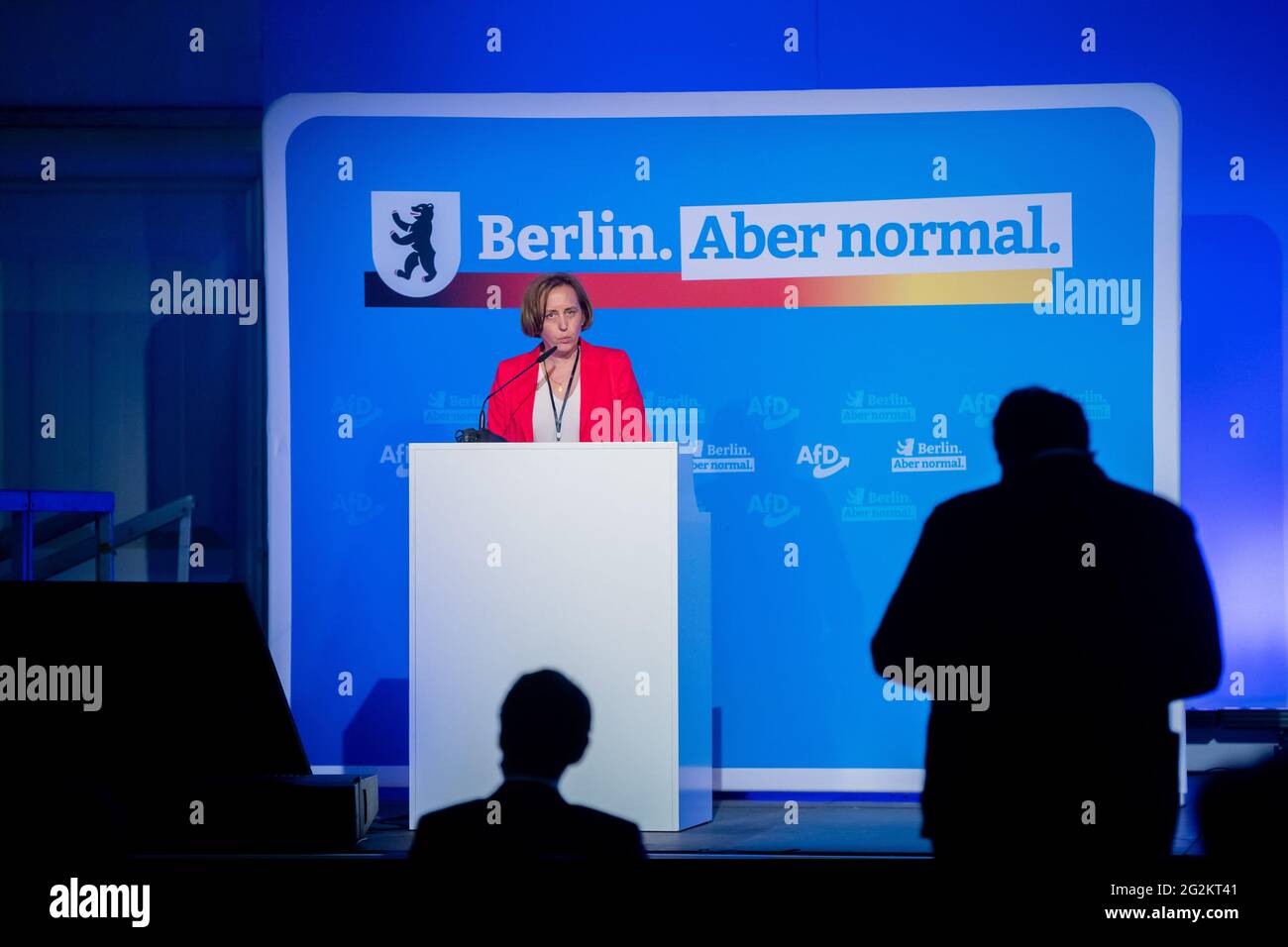 Berlin, Deutschland. Juni 2021. Beatrix von Storch, stellvertretende Vorsitzende der AfD-Fraktion und Kandidatin für den Listenplatz 1 für die Bundestagswahl 2021, hält ihre Kandidatur auf der AfD-Berliner Wahlsitzung in Berlin-Biesdorf (Marzahn-Hellersdorf). Die Berliner AfD-Landesvereinigung bestimmt am Wochenende ihre Kandidaten für die Bundestagswahl am 26. September 2021. Quelle: Christoph Soeder/dpa/Alamy Live News Stockfoto